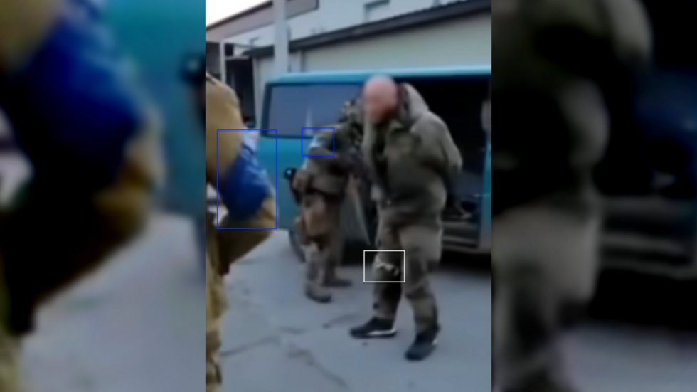 Does this video show Ukrainian soldiers shooting at Russian prisoners